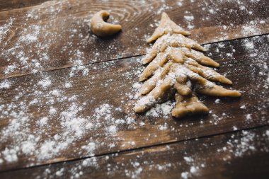 Noel ağacı ve rustik arka plan pişirme ay