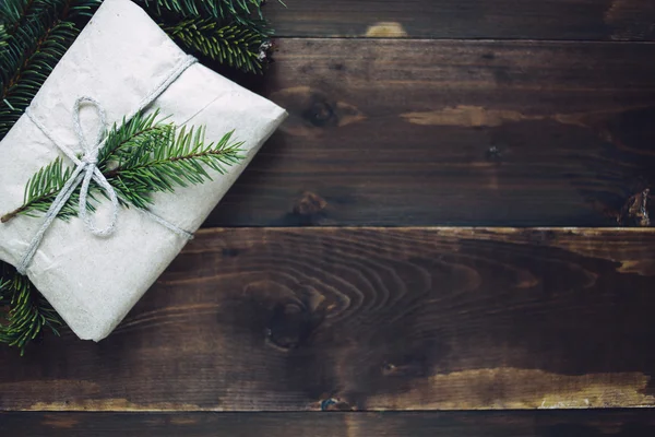 Kerst ambachtelijke gift op de houten achtergrond — Stockfoto