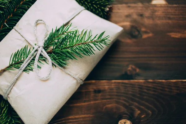 Kerst ambachtelijke gift op de houten achtergrond — Stockfoto