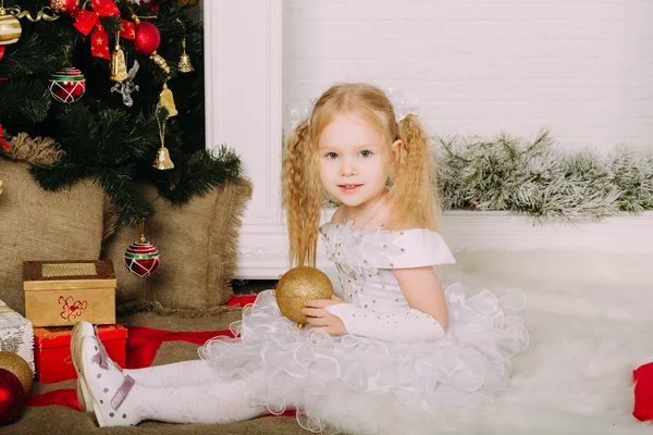 Nieve pequeña princesa celebración de la bola de Navidad —  Fotos de Stock