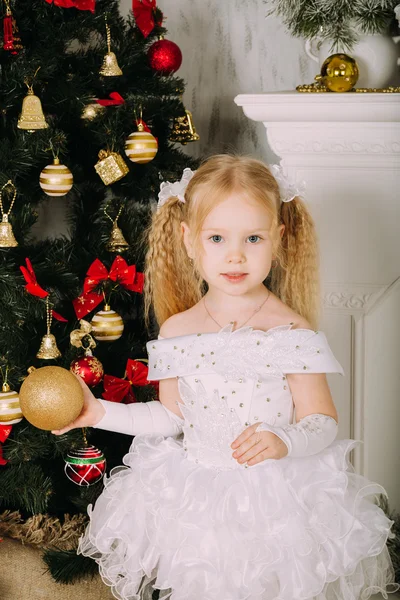 Nieve pequeña princesa celebración de la bola de Navidad —  Fotos de Stock