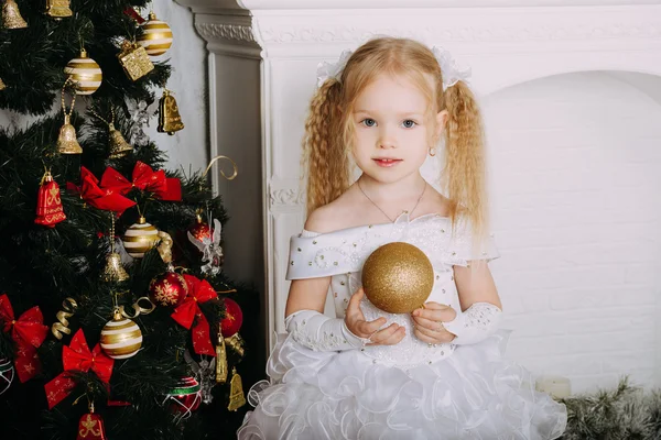 Menina loira bonita com bola de Natal — Fotografia de Stock