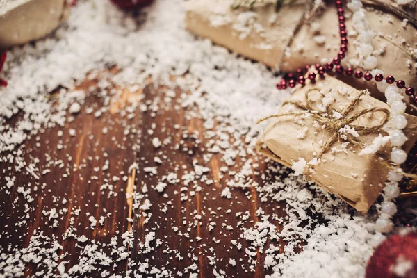 Kerstmis en Nieuwjaar achtergrond met heden op sneeuw — Stockfoto