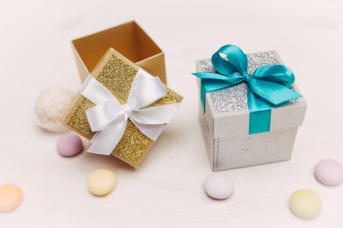 İki boksör vintage ahşap masa üstünde hediye