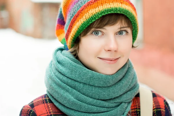 Portrét krásné usmívající se žena v klobouku barevné hippie — Stock fotografie