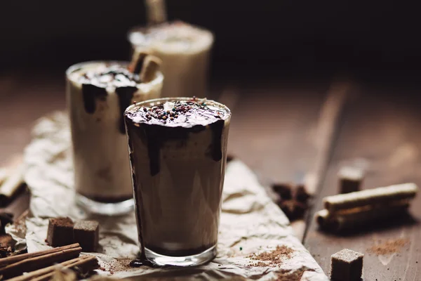 ホイップ クリームと液体チョコレートをカカオ — ストック写真
