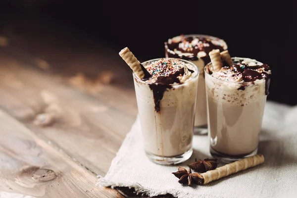 Cacao con crema batida y chocolate, espacio para copiar — Foto de Stock