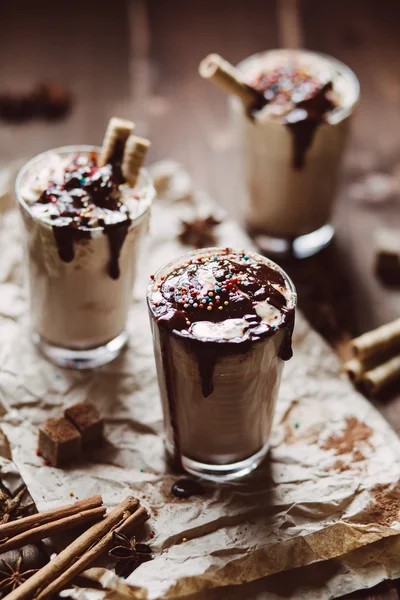 Latte com chantilly e chocolate — Fotografia de Stock