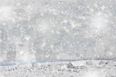 Dağ evi ve kar yağışı alan kopyalayın