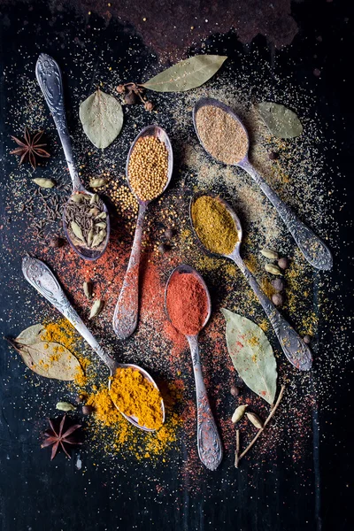 Ingredientes de especiarias alimentares para cozinhar fundo escuro — Fotografia de Stock