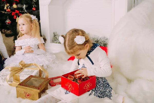 Мила красива дівчина відкриває різдвяний подарунок — стокове фото