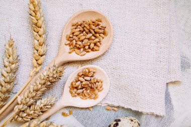 tahta kaşıklar buğday tahıl