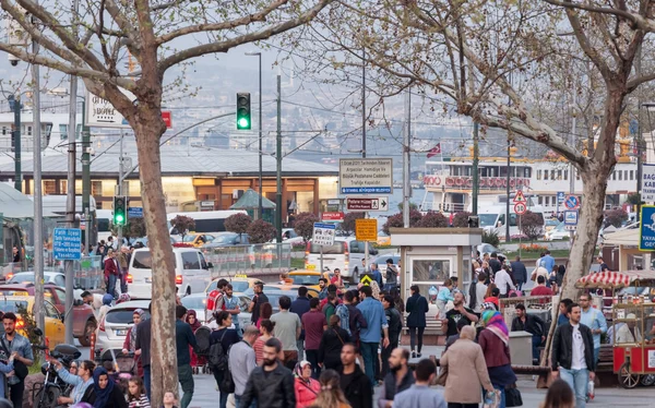 Skara människor och fordon i Istanbul — Stockfoto