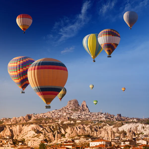 Hete lucht ballonnen in de buurt van Uchisar kasteel — Stockfoto