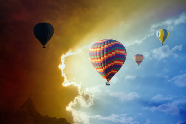 Des montgolfières volantes dans un ciel orageux — Photo