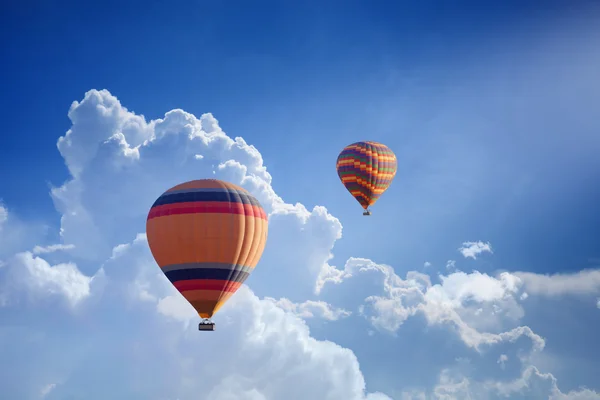 Sıcak hava balonları mavi gökyüzünde uçar — Stok fotoğraf