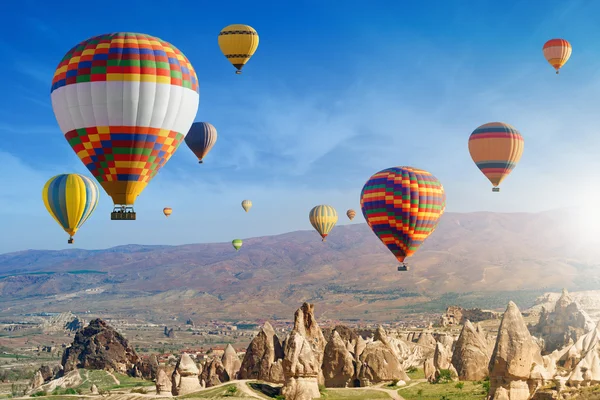 Heißluftballonfahren in Kappadokien, Türkei — Stockfoto