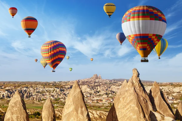 Globo de aire caliente cerca del castillo de Uchisar, Capadocia —  Fotos de Stock