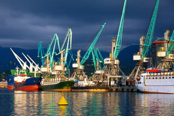 Navios em porto marítimo — Fotografia de Stock