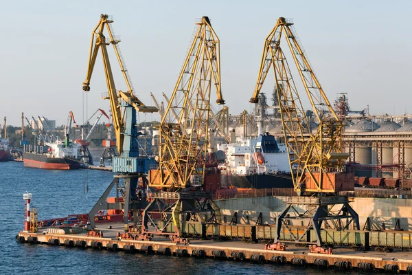 Navios e guindastes no porto — Fotografia de Stock