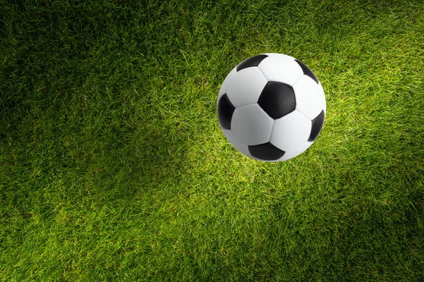 Pallone da calcio su campo verde — Foto Stock