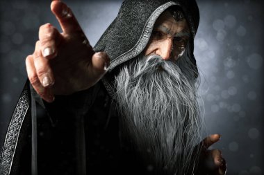 Bilge bir büyücü kapüşonlu büyücünün portresi. Büyülü ve güçlü bir büyü yapmaya hazır, mavi bir arkaplanı var. 3d oluşturma