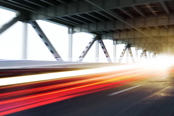 Senderos ligeros para vehículos en un puente moderno . — Foto de Stock