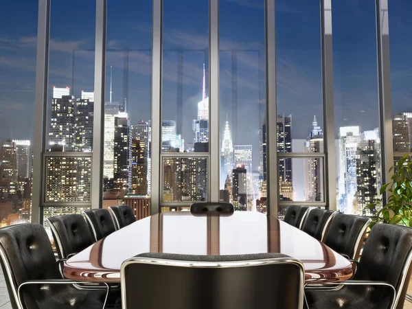 Business office sala conferenze con tavolo e sedie in pelle che si affaccia su una città al tramonto . — Foto Stock