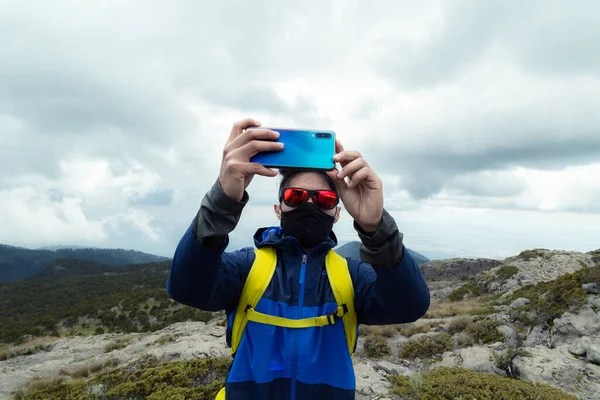 Mladý Batohem Muž Fotografování Pomocí Smartphonu Při Chůzi Monte Tlaloc — Stock fotografie