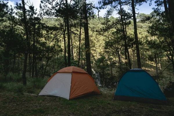 Een Tent Staat Aan Een Oever Van Een Waterval Voor — Stockfoto