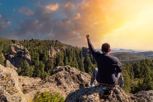 在山顶上快乐的自由人举起手向升起的太阳致意 — 图库照片