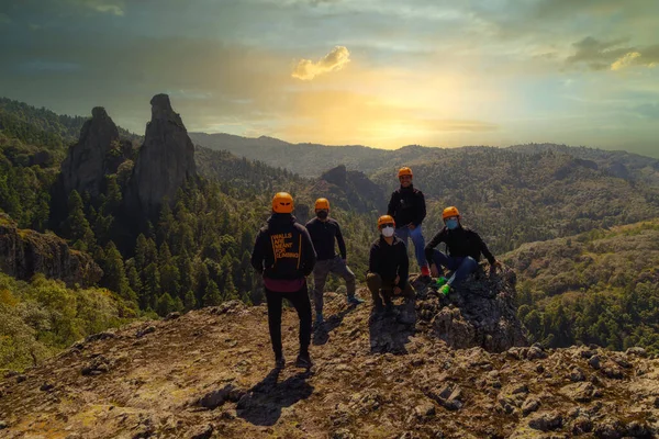 Aufnahmen Von Männlichen Bergsteigern Die Auf Einem Berg Stehen — Stockfoto