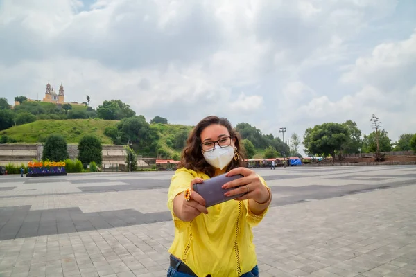 Primer Plano Una Chica Con Una Máscara Protectora Mirando Teléfono — Foto de Stock