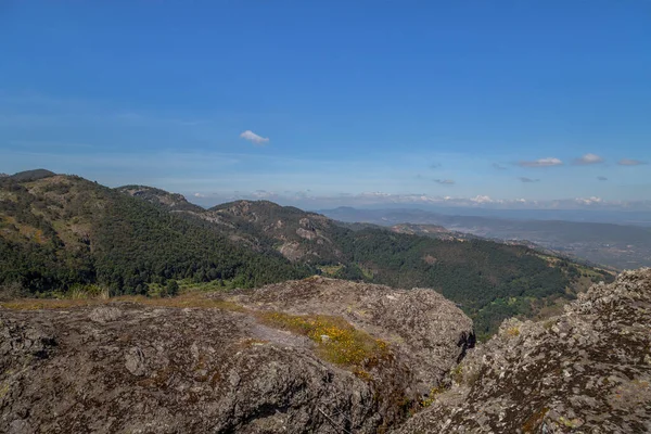 阳光普照的高山小山 绿油油的 — 图库照片