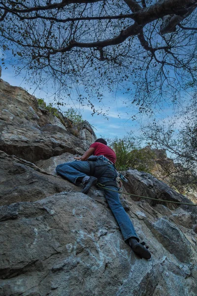 Mladý Muž Lezení Vápencové Zdi Širokým Údolím Pozadí — Stock fotografie