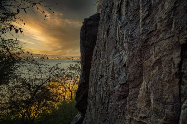 Junger Mann Klettert Einer Kalksteinwand Mit Breitem Tal Hintergrund — Stockfoto
