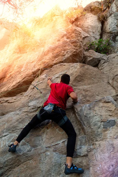 Joven Con Una Cuerda Dedicada Los Deportes Escalada Roca —  Fotos de Stock