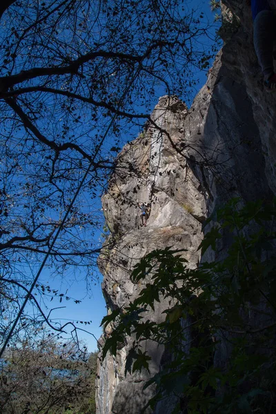 Giovane Arrampicata Una Parete Calcarea Con Ampia Valle Sullo Sfondo — Foto Stock