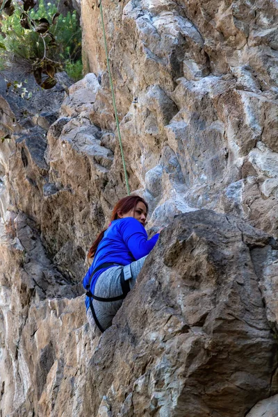 Vista Laterale Della Donna Arrampicatrice Arrampicata Sulla Scogliera — Foto Stock