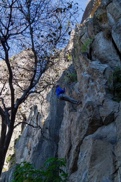 Sidovy Kvinna Bergsklättrare Klättring Klippan — Stockfoto