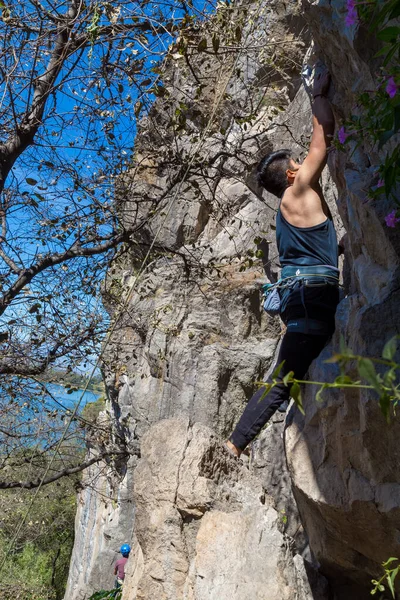 Joven Escalando Una Pared Piedra Caliza Con Amplio Valle Fondo —  Fotos de Stock