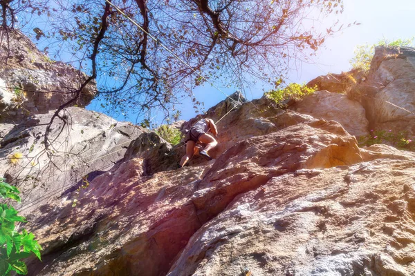 Hombre Sube Una Pared Vertical Roca Fondo Azul Del Cielo —  Fotos de Stock