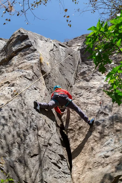 Hombre Con Una Cuerda Dedicada Los Deportes Escalada Roca Roca —  Fotos de Stock