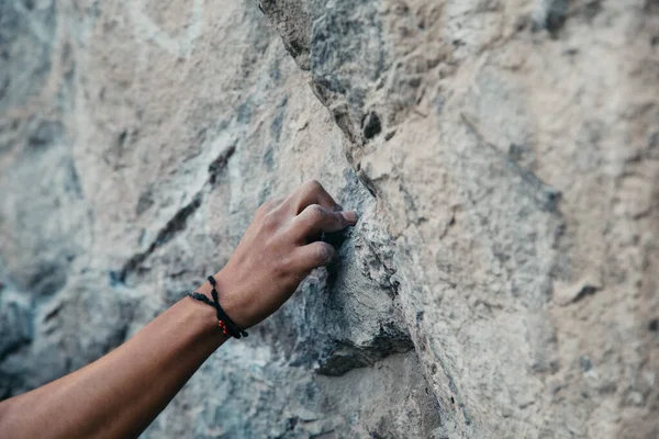 Mão Alpinista Rocha Agarrando Pequeno Porão Penhasco Natural — Fotografia de Stock