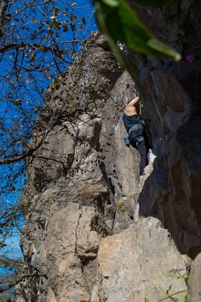 Man Climbs Vertical Rock Wall Blue Sky Background — Stock Photo, Image