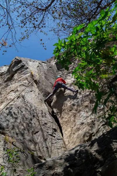 Mann Mit Einem Seil Der Sportart Klettern Auf Dem Felsen — Stockfoto