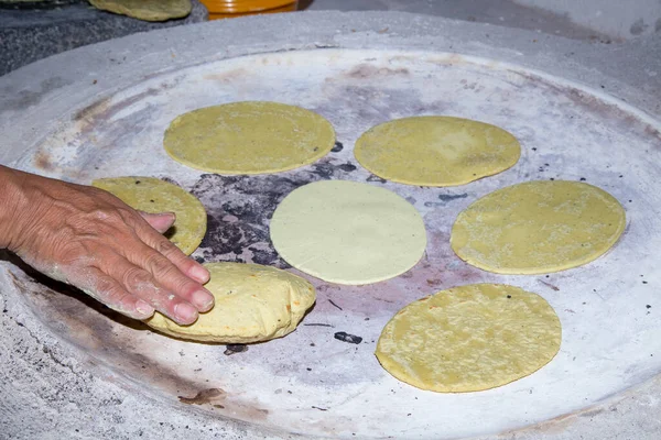 Käsintehty Tortilla Savea Comal — kuvapankkivalokuva