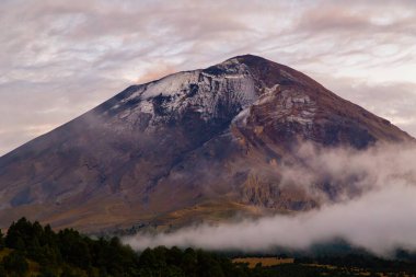 Etkin Popocatepetl volkanının tepesindeki manzara, kraterine yakın, Puebla ve Mexico City arasında yer alıyor.
