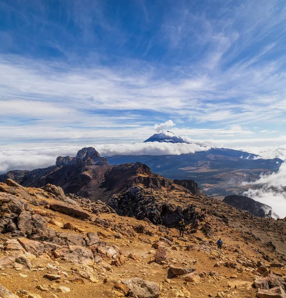 2人のハイカーが火山にハイキングに行きます 山の登山 地下水火山でのトレッキング — ストック写真