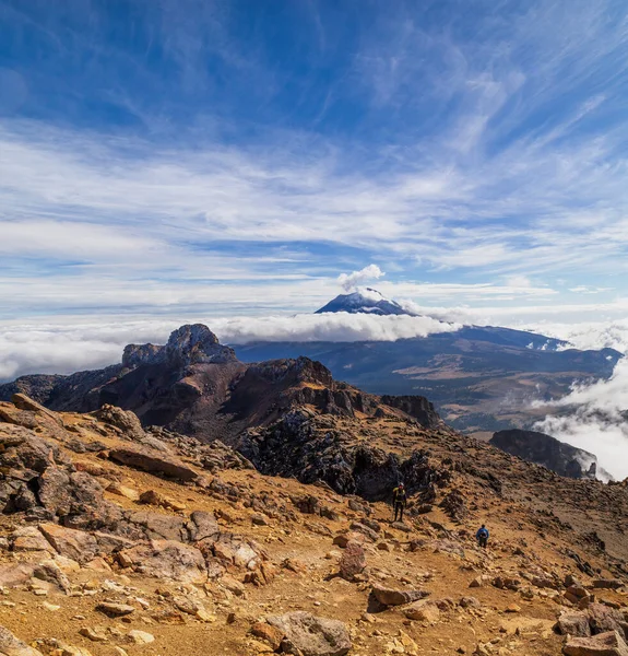 Dos Excursionistas Van Excursión Los Volcanes Escalada Montaña Trekking Volcán — Foto de Stock